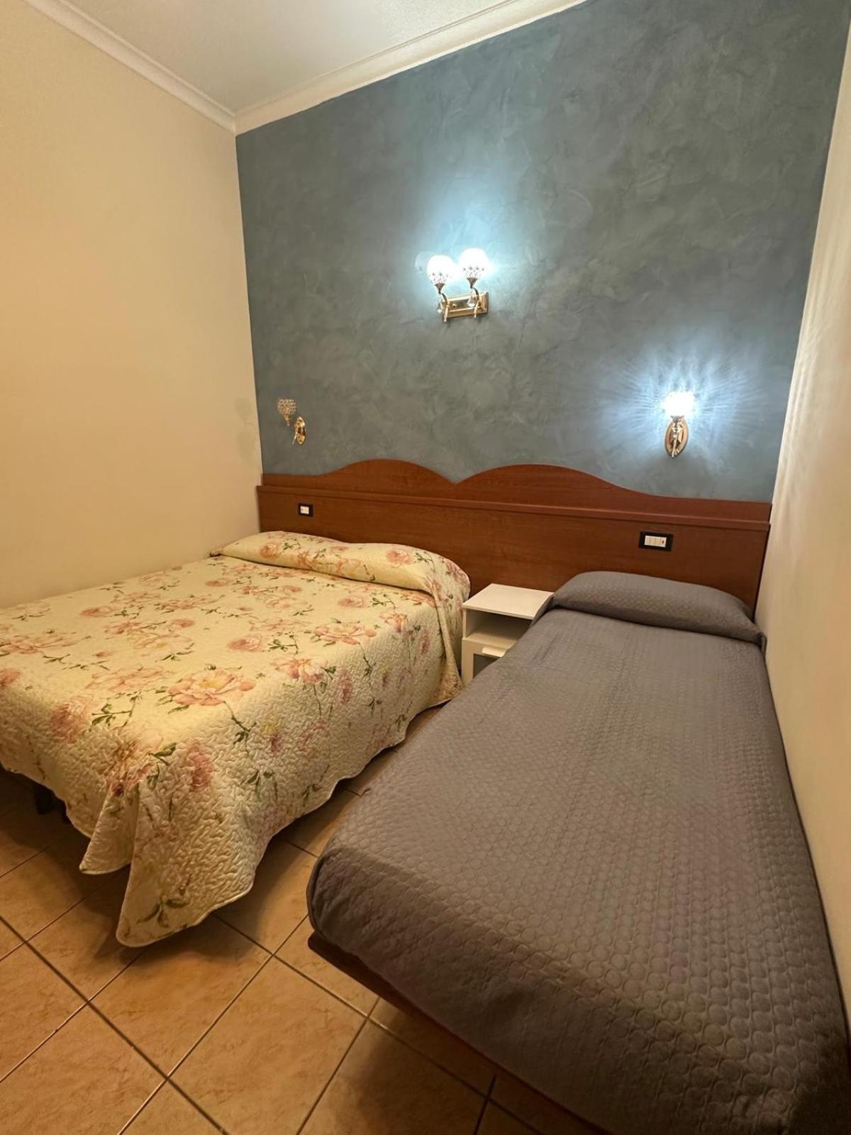 Hotel Near Termini Station Rom Exterior foto