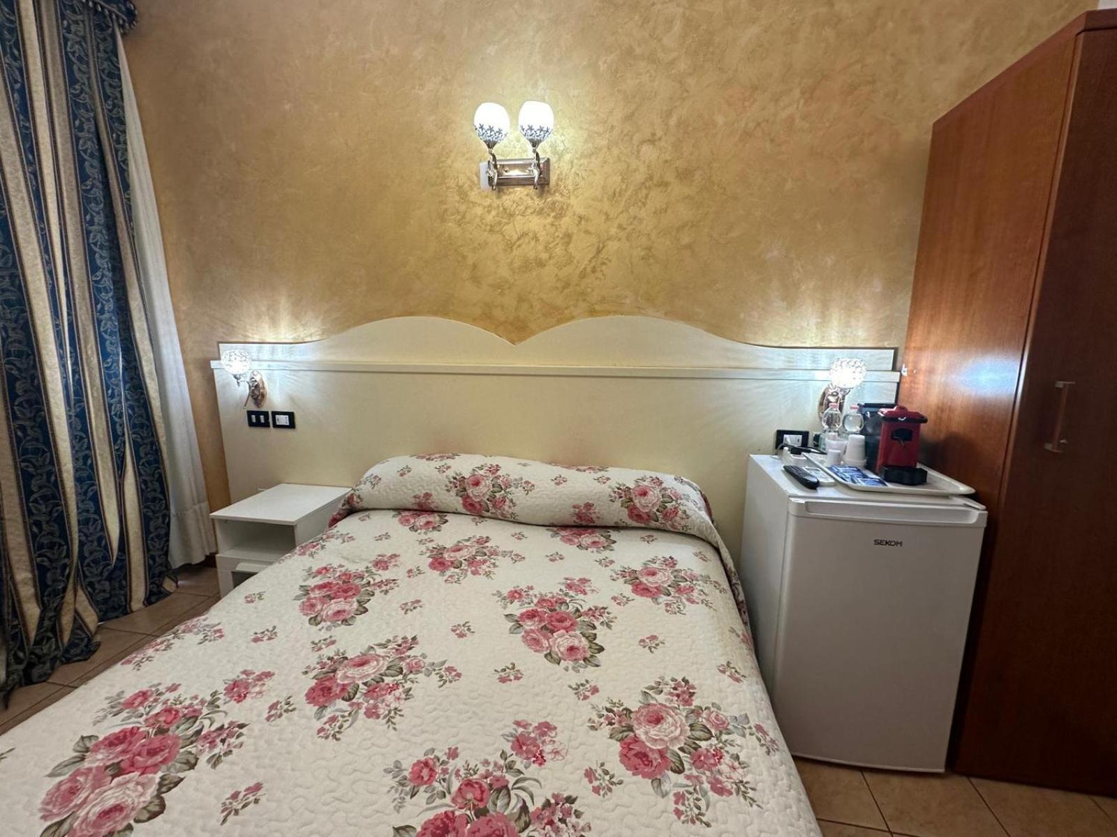 Hotel Near Termini Station Rom Exterior foto